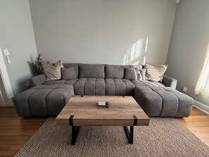 Smart TV, books - Spacious Home Downtown - Children's Hospital, Pets (Columbus)