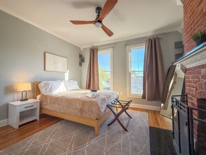 3 bedrooms, desk, iron/ironing board, travel crib