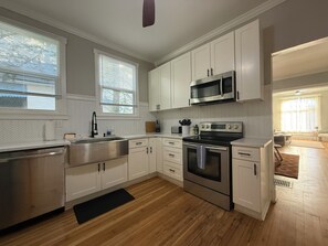 Fridge, microwave, oven, stovetop - Spacious Home Downtown - Children's Hospital, Pets (Columbus)