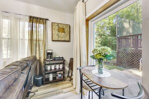 Fernseher, Kamin, Bücher