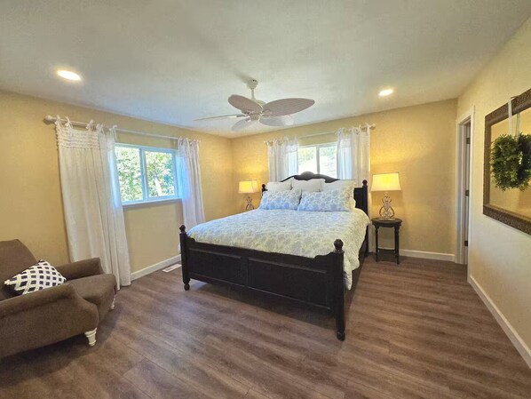 3 habitaciones, tabla de planchar con plancha, wifi y ropa de cama 