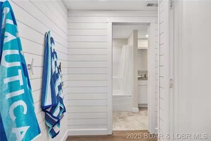 Douche, serviettes fournies, savon, papier de toilette