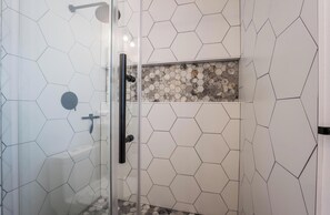 Douche, sĂšche-cheveux, serviettes fournies, savon