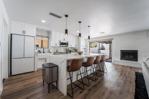 ثلاجة، ميكروويف، موقد طهي مسطح، غسالة أطباق