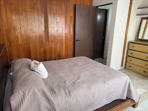 3 habitaciones, tabla de planchar con plancha, wifi y ropa de cama