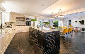 Frigorífico, microondas, horno y lavavajillas