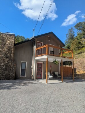 Exterior - MyaBellas Mountain View Cabin with goats in charming Pigeon Forge (Pigeon Forge)