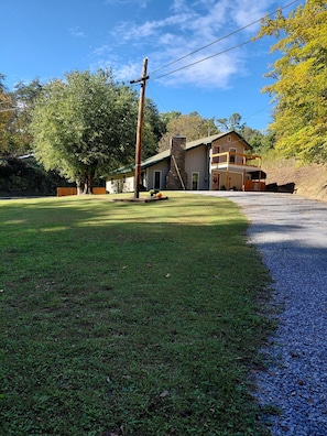 Property grounds - MyaBellas Mountain View Cabin with goats in charming Pigeon Forge (Pigeon Forge)