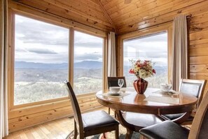 Dining - Cozy cabin in lovely Sevierville with Picturesque MountainViews•HotTub (Sevierville)