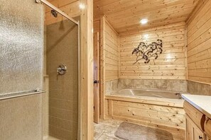 SĂšche-cheveux, serviettes fournies, savon, papier toilette