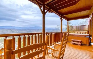 Outdoor spa tub - Cozy cabin in lovely Sevierville with Picturesque MountainViews•HotTub (Sevierville)