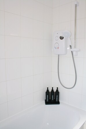 Een haardroger, handdoeken, zeep, toiletpapier