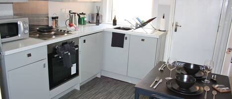 ثلاجة، ميكروويف، فرن، موقد طهي مسطح