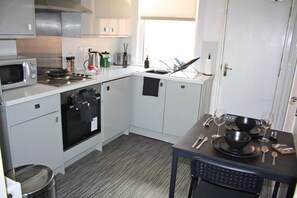 Een koelkast, een magnetron, een oven, een kookplaat