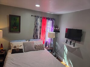 3 bedrooms, iron/ironing board, free WiFi, bed sheets - 3-bedroom 1 bath house in amazing Manchester with AC (Manchester)