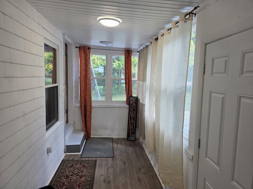 3-bedroom 1 bath house in amazing Manchester with AC