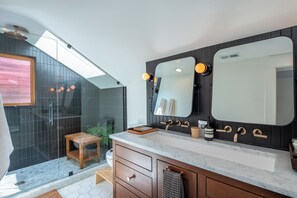 Shower, towels, toilet paper - Cedarhaüs - Charming Queen Anne Cottage (Seattle)