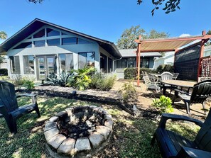 Terrace/patio - Home in Crystal River  - The River Palm - Waterfront Bring YOUR BOAT! (Crystal River)