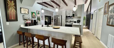 Kjøleskap, mikrobølgeovn, ovn og kokeplater