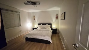 1 dormitorio, tabla de planchar con plancha, wifi y ropa de cama