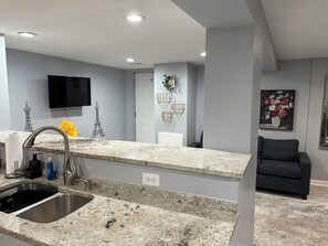 Comfort Suite | Private kitchenette | Full-size fridge, microwave, oven, stovetop - The Serene Spring House Retreat (Washington)