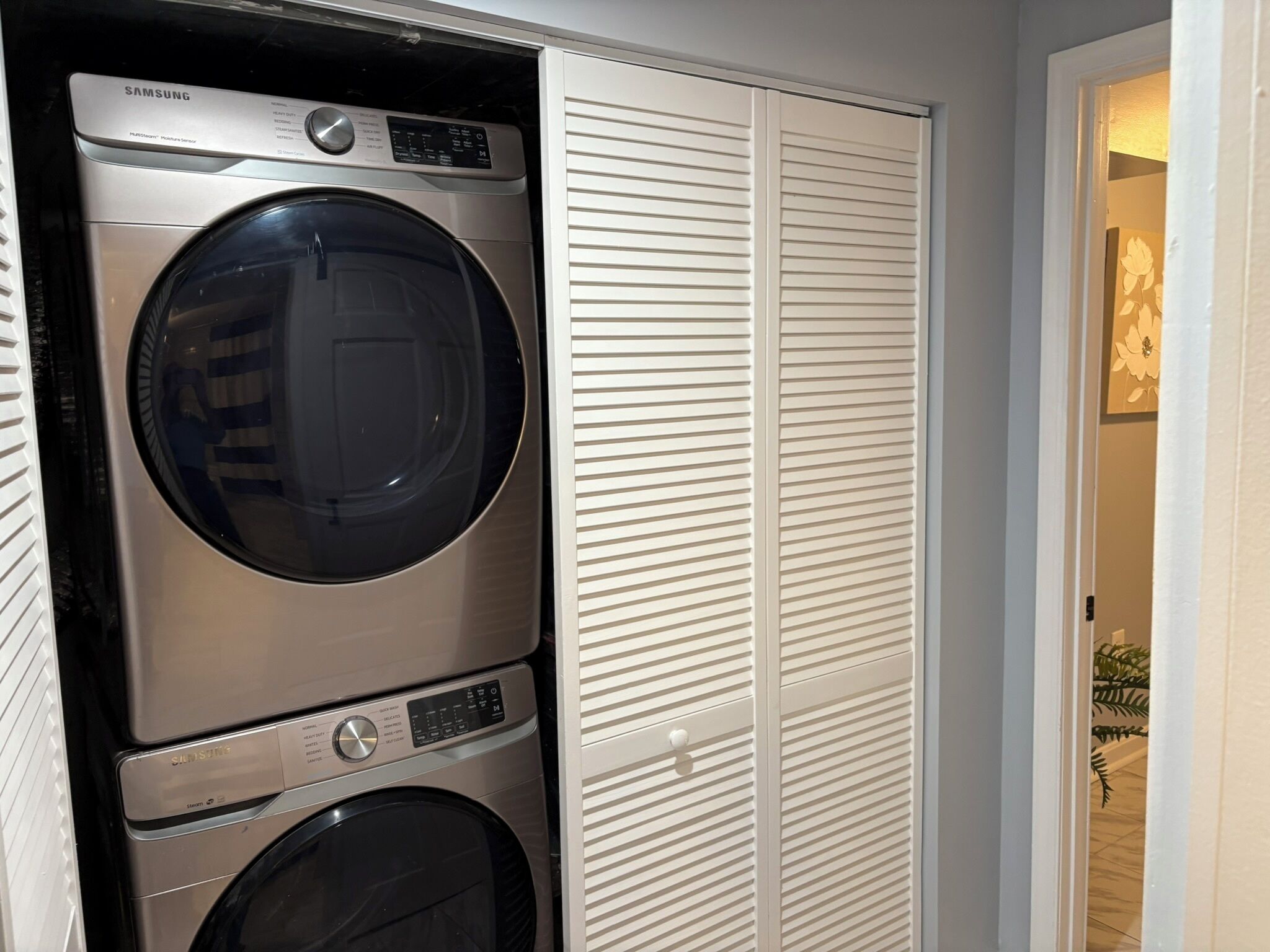 Comfort Suite | Bathroom | Free toiletries, hair dryer, towels, soap