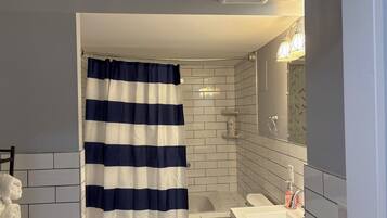 Artículos de tocador gratuitos, secador de pelo, toallas, jabón