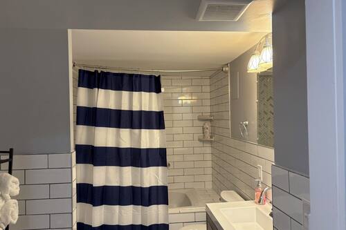 Comfort Suite | Bathroom | Free toiletries, hair dryer, towels, soap