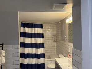 Comfort Suite | Bathroom | Free toiletries, hair dryer, towels, soap