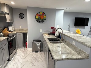 Suite Confort | Cocineta privada | Refrigerador con congelador, microondas, horno y parrilla de estufa 
