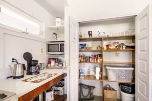 Kjøleskap, mikrobølgeovn, ovn og kokeplater