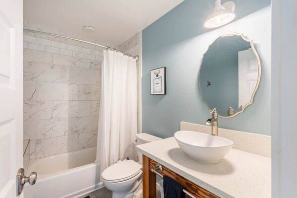 Hair dryer, towels - Your Cozy Aloha Room (Royal Hawaiian Estates)