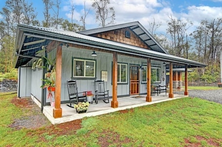 Exterior. Your Cozy Aloha Room