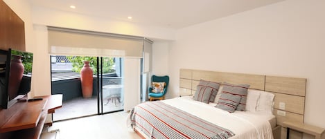 In-room safe, desk, free WiFi