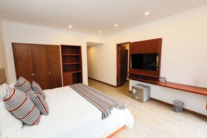 Suite Deluxe, balcó, vistes a la ciutat | Caixa forta a l'habitació, escriptori i wifi gratuïta 