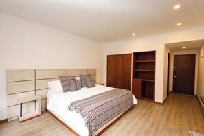 Suite Deluxe, balcó, vistes a la ciutat | Caixa forta a l'habitació, escriptori i wifi gratuïta 