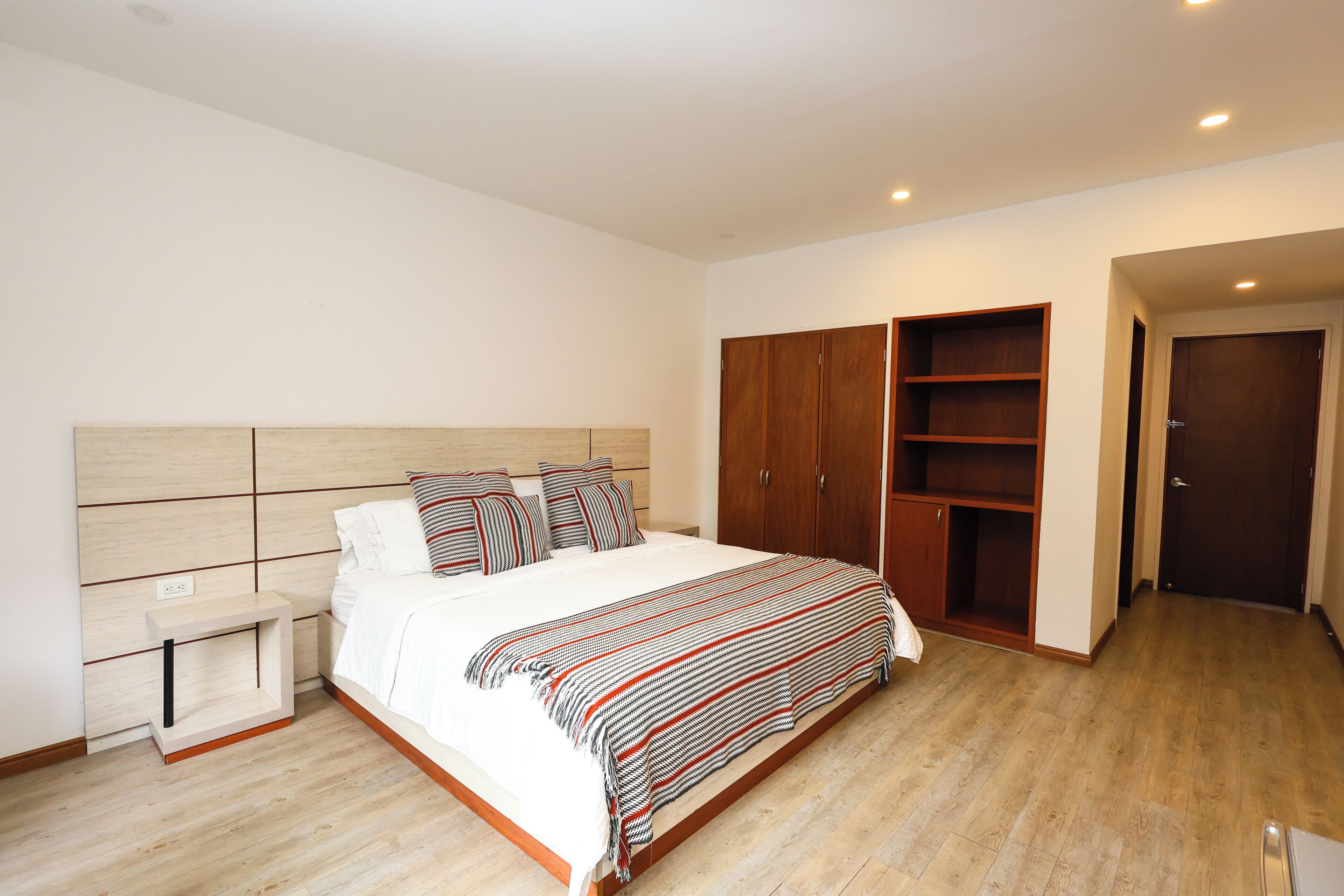 Suite Deluxe, balcon, vue ville | Coffres-forts dans les chambres, bureau, Wi-Fi gratuit