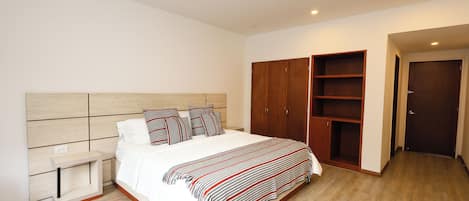 Suíte luxo, sacada, vista para a cidade | Cofres nos quartos, escrivaninha, Wi-Fi de cortesia