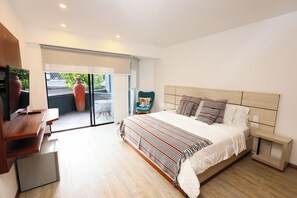 Suite Deluxe, balcó, vistes a la ciutat | Caixa forta a l'habitació, escriptori i wifi gratuïta 