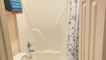 SĂšche-cheveux, serviettes fournies, papier toilette