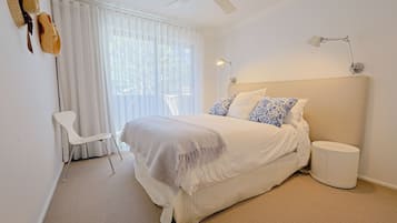 4 bedrooms, iron/ironing board, internet, bed sheets