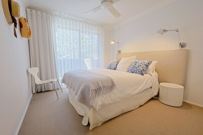 stylish beach escape -  chic indoor to tropical outdoor flow - minutes to beach.