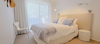 stylish beach escape -  chic indoor to tropical outdoor flow - minutes to beach.