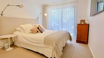 4 habitaciones, tabla de planchar con plancha, internet y ropa de cama