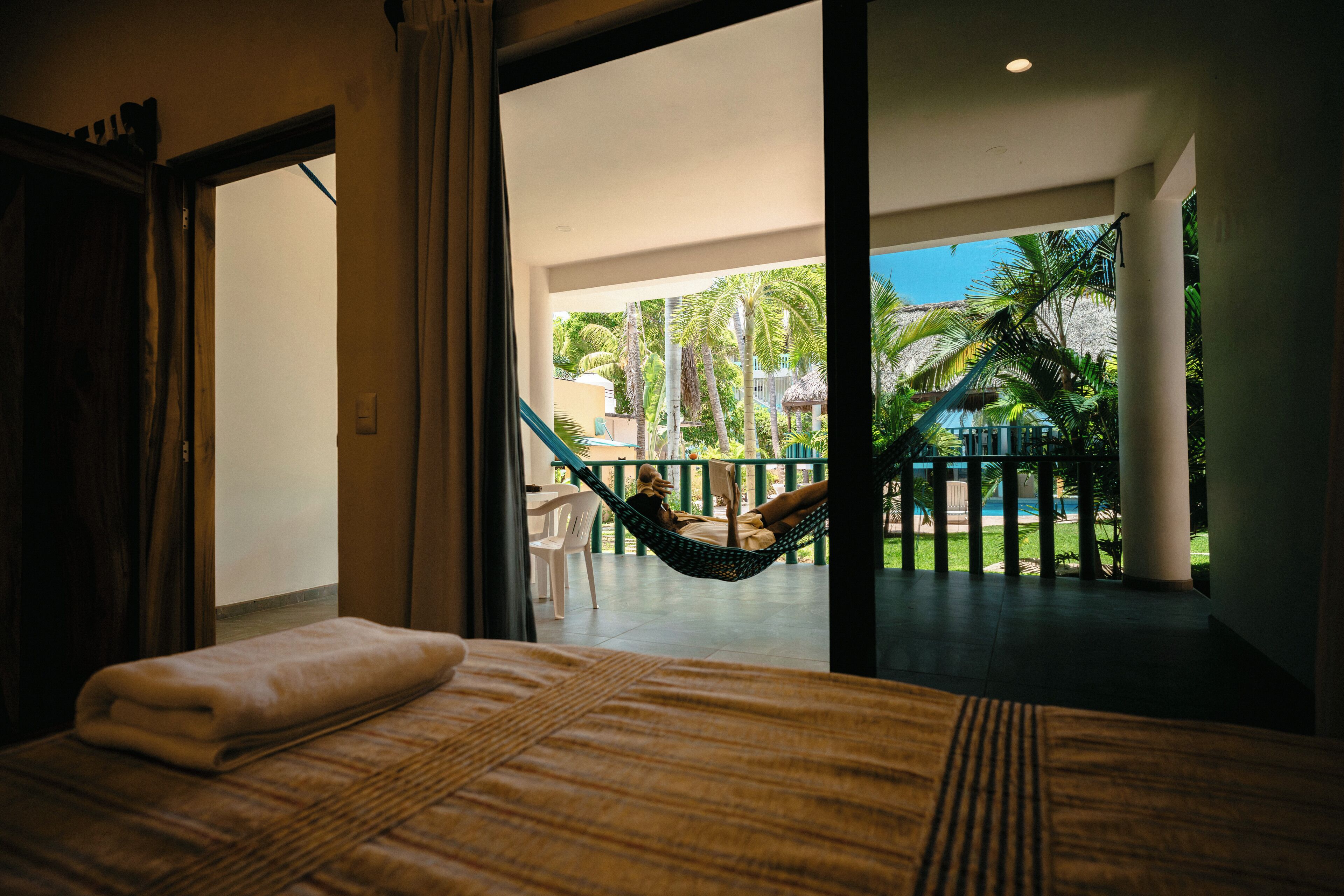 Tweepersoonskamer, uitzicht op zwembad | Een kluis op de kamer, een bureau, gratis wifi