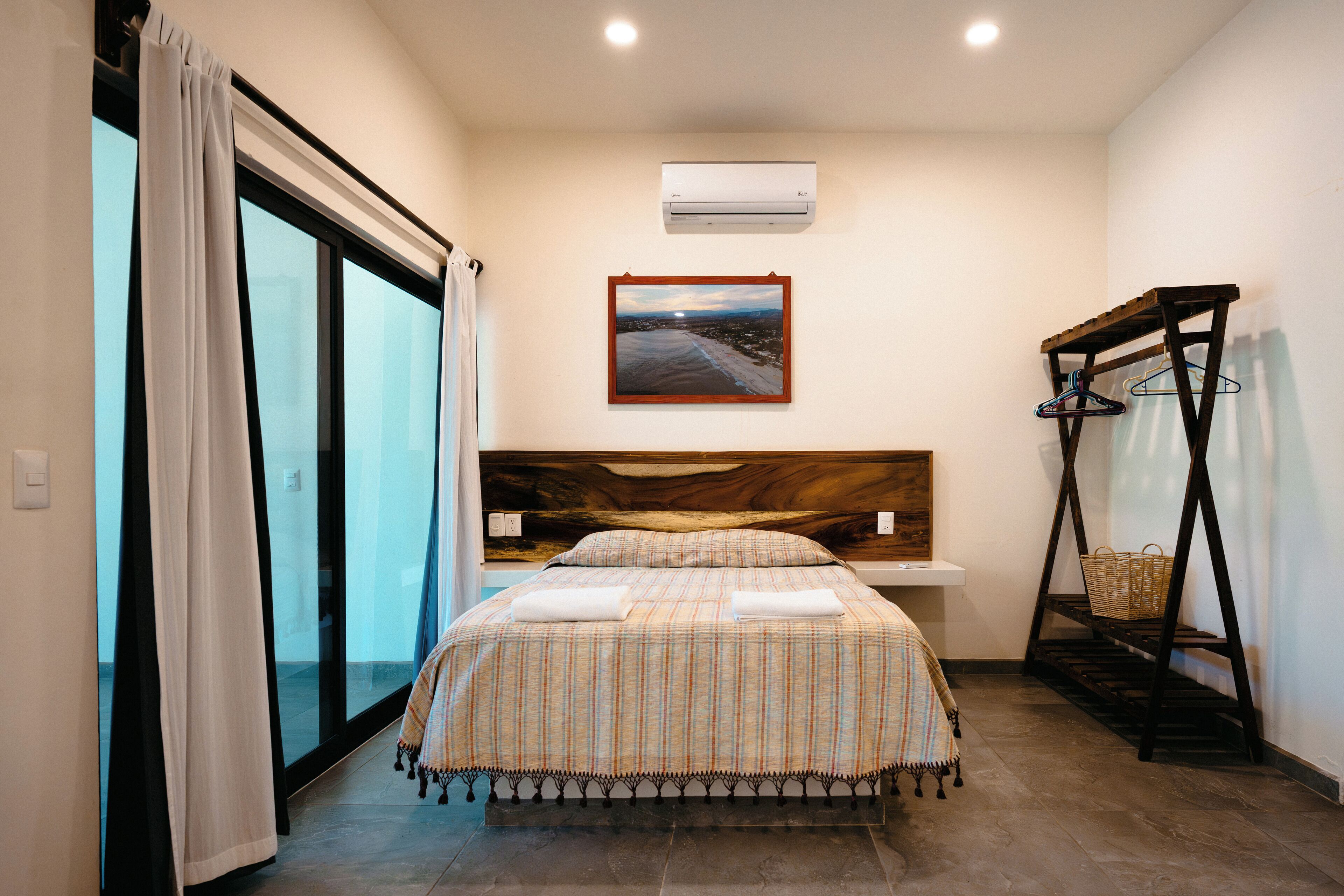 双人房, 泳池景观 | 客房内保险箱、办公桌、免费 WiFi