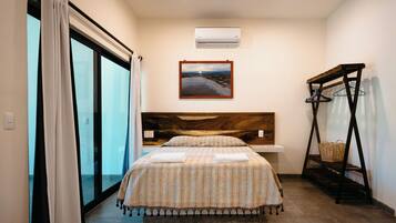 Habitación doble, vista a la alberca | Caja de seguridad en la habitación, escritorio y wifi gratis