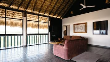 Loft, vista al mar | Caja de seguridad en la habitación, escritorio y wifi gratis