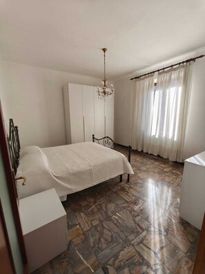 3 bedrooms, iron/ironing board, internet, bed sheets