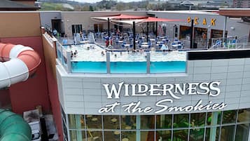 屋内プール、季節限定屋外プール、プール パラソル、サンラウンジャー